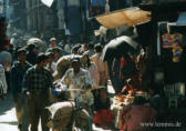 Belebte Gasse in der Altstadt von KATHMANDU (Nepal)