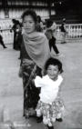 Mutter mit Kind auf dem DURBAR SQUAREI in KATHMANDU (Nepal)