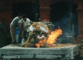 Totenverbrennung im Hinduistischen Tempelkomplex PASHUPATINATH am Stadtrand von KATHMANDU (Nepal)