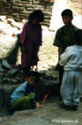 Spielende Kinder in BHAKTAPUR (Nepal)