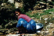 Waschende Frau im Flusslauf des NAKHU KHOLA, einem Nebenarm des BAGBATI RIVER in TIKABHAIRAB (Nepal)