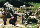 Waschende Frauen mit ihren Kindern (Mdchen) im Flusslauf des NAKHU KHOLA, einem Nebenarm des BAGBATI RIVER in TIKABHAIRAB (Nepal)