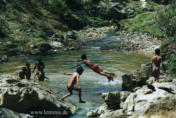 Badende Jungs im Flusslauf des NAKHU KHOLA, einem Nebenarm des BAGBATI RIVER in TIKABHAIRAB (Nepal)