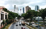 Skyline von Singapur vom Festland aufgenommen