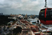 Fahrt mit der Sentosaseilbahn ber den Hafen von Singapur 