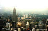 PETRONAS Twin Tower in Kuala Lumpur aufgenommen vom Fernsehturm (West-Malaysia) 	
