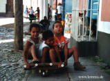 Ausgelassene Kinder in TRINIDAD (Kuba)