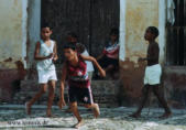 Spielende Kinder in TRINIDAD (Kuba)