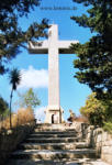 Ein Kreuzweg endet bei dem groen, begehbaren Kreuz in Filerimos, der Nhe der Stadt Rhodos