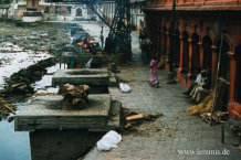 Totenverbrennung und vorbereitete Tote im Hinduistischen Tempelkomplex PASHUPATINATH am Stadtrand von KATHMANDU (Nepal)