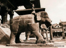 Elefantenstaturen mit Reiter am DURBAR SQUARE in BHAKTAPUR (Nepal)