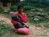 Stillende Frau mit ihrem Kind in TIKABHAIRAB (Nepal)