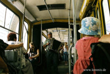Musikant in der Straßenbahn in Lwiw