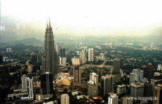 PETRONAS Twin Tower in Kuala Lumpur aufgenommen vom Fernsehturm (West-Malaysia) 