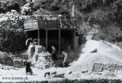 Arbeitende Frauen in Steinbruch von TIKABHAIRAB (Nepal)