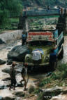 Fahrender LKW durch den Flusslauf des NAKHU KHOLA einem Nebenarm des BAGBATI RIVER in TIKABHAIRAB (Nepal)